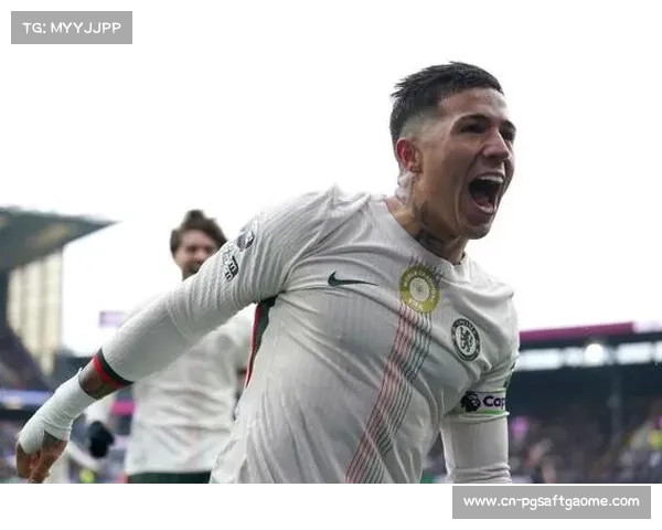 切尔西少一人作战,防守反击战术逼平联赛领头羊 切尔西少一人作战,防守反击战术逼平联赛领头羊